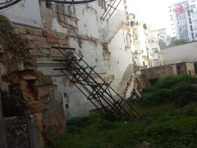 Il buco che si � creato tra i due palazzi dopo l'abbattimento dell'edificio